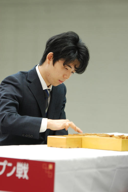 3連覇を目指し対局に臨んだ藤井聡太七段（撮影・松浦隆司）