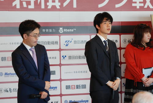 終局後、大盤解説会場に登場した藤井聡太七段（右）、菅井竜也七段（撮影・松浦隆司）