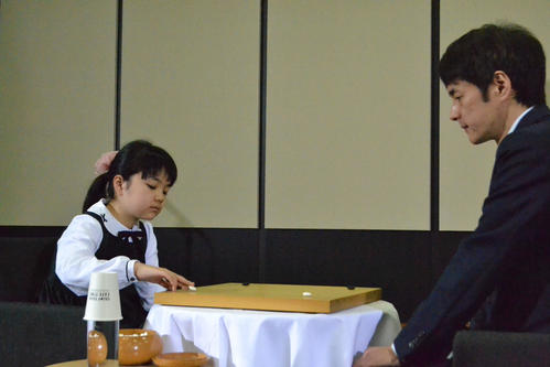 都内で行われた囲碁のイベントで親子対局を行った仲邑菫初段（左）と父の信也九段