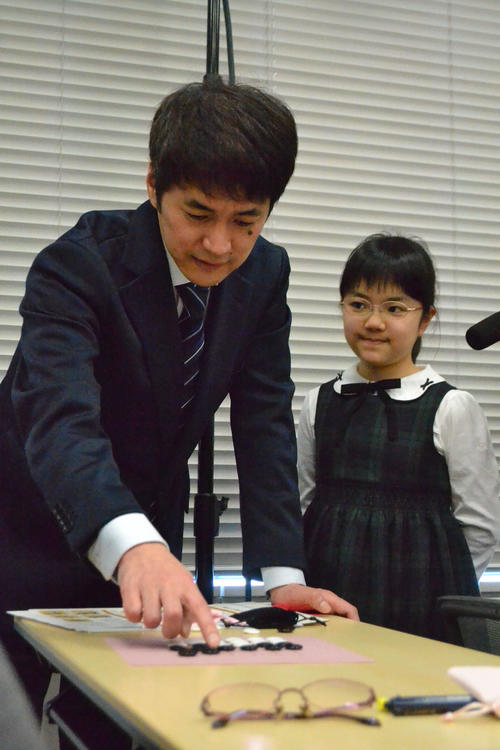 都内で行われた囲碁のイベントに参加した仲邑菫初段（右）と父の信也九段