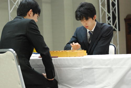 3連覇を目指し、この日2局の対局に臨んだ藤井聡太七段（右）、斎藤慎太郎七段（撮影・松浦隆司）