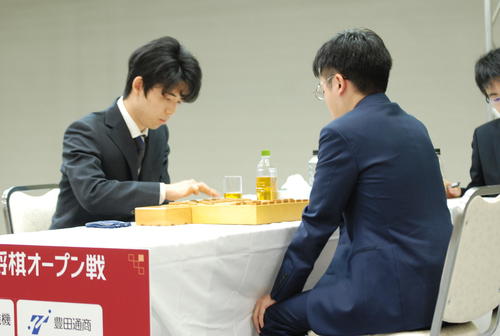 3連覇を目指し対局に臨んだ藤井聡太七段（左）と菅井竜也七段（撮影・松浦隆司）