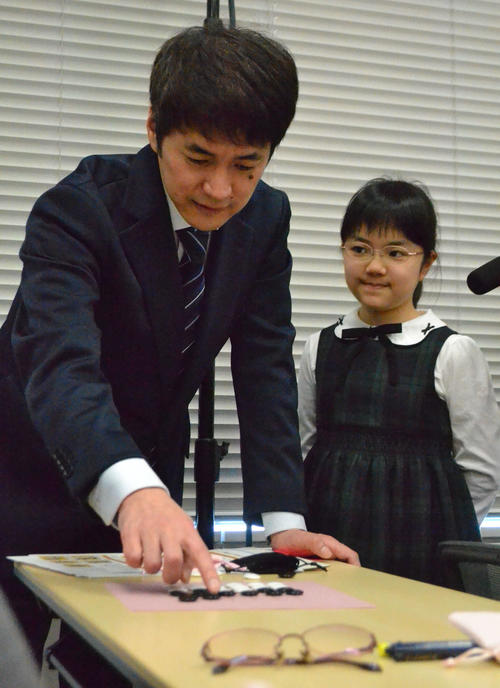都内で行われた囲碁のイベントに参加した仲邑菫初段（右）と父の信也九段