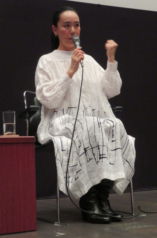 「映画監督　河瀬直美」最終日のトークショーで、観客から東京五輪公式映画製作へのエールを送られ、ガッツポーズする河瀬直美監督（撮影・村上幸将）