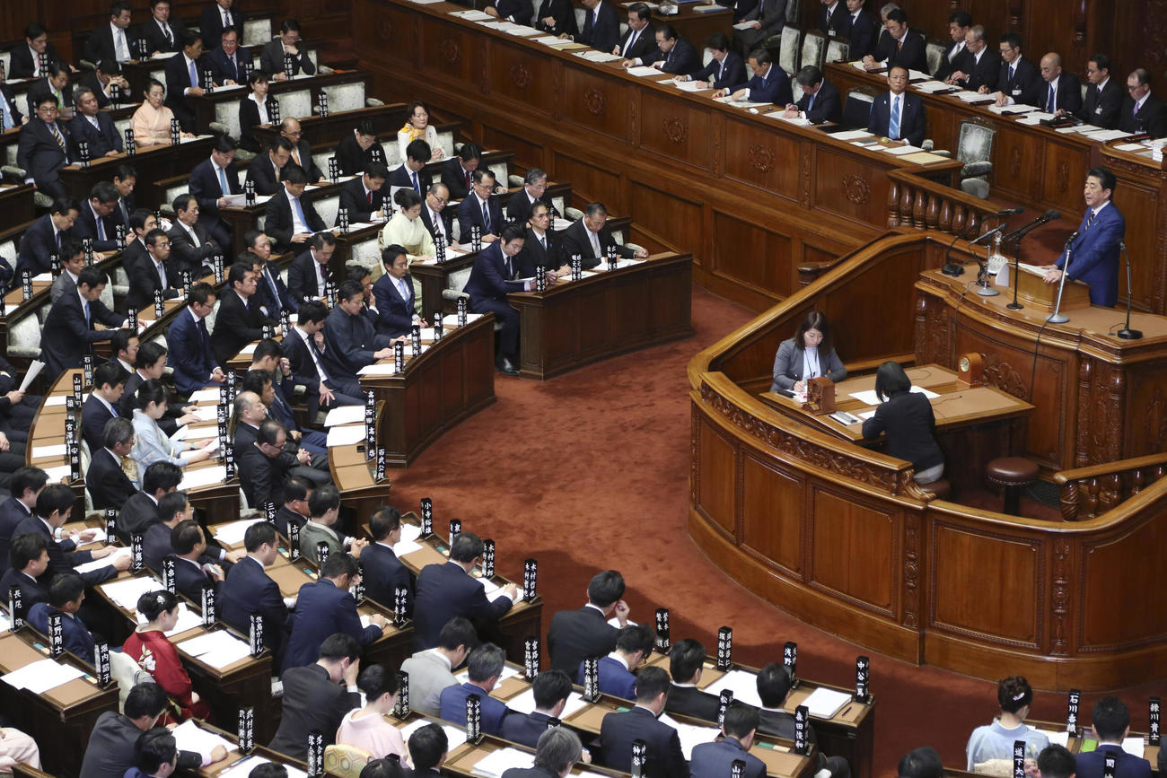 通常国会が開幕し施政方針演説を行う安倍首相（AP）