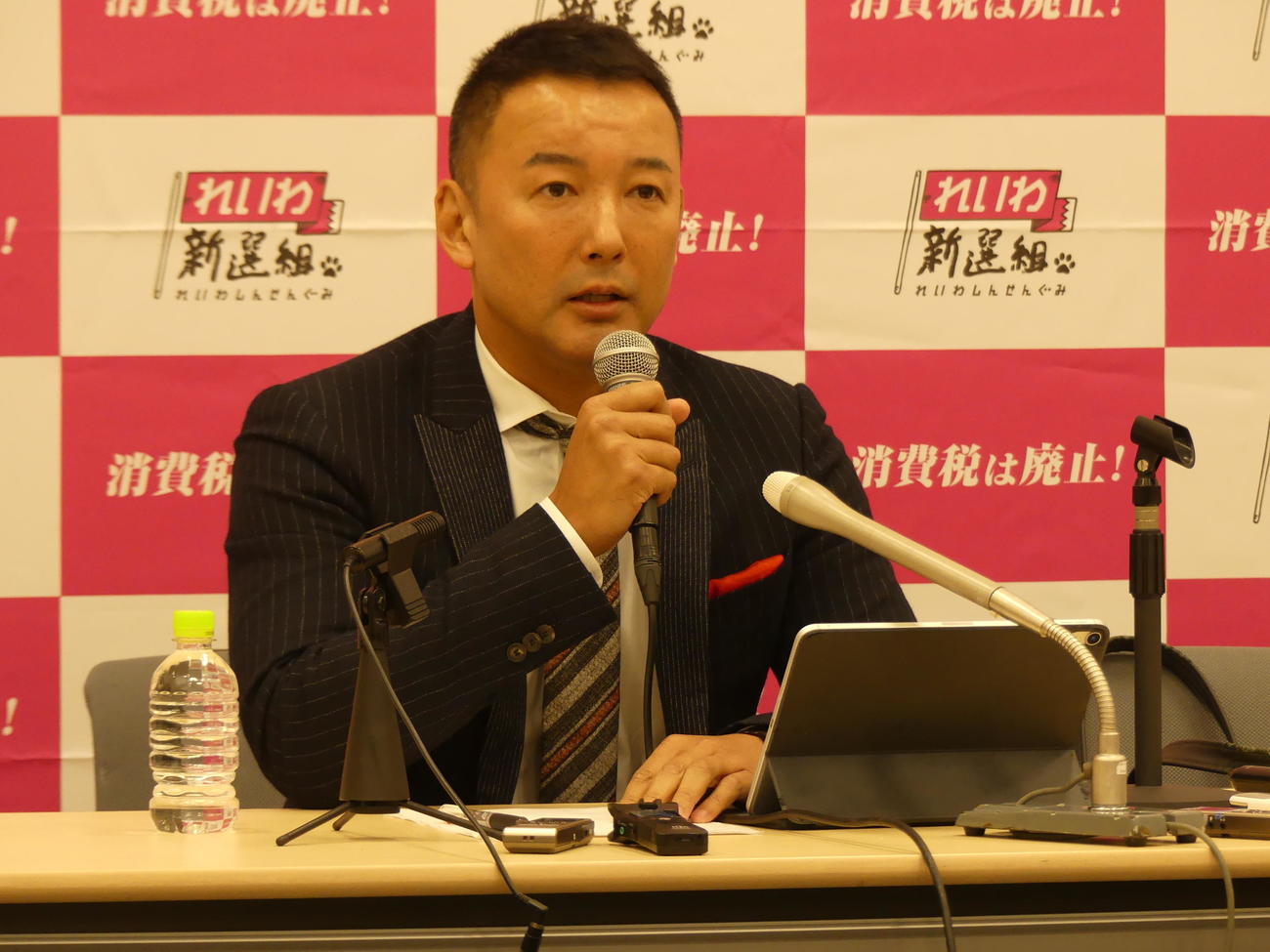 通常国会召集に当たり、記者会見したれいわ新選組の山本太郎代表