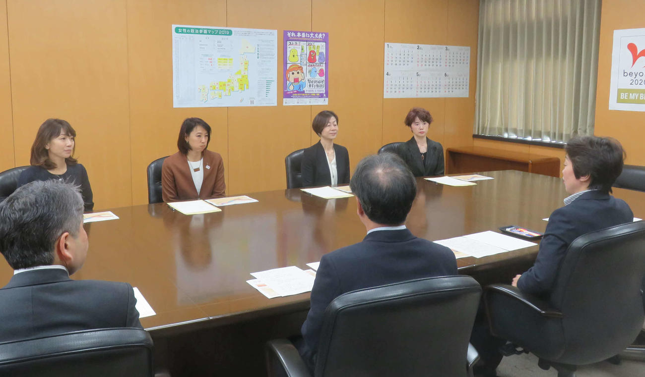 橋本五輪相（右）と意見交換を行う高橋尚子（後列左から）、小谷実可子、山口香、山崎浩子氏