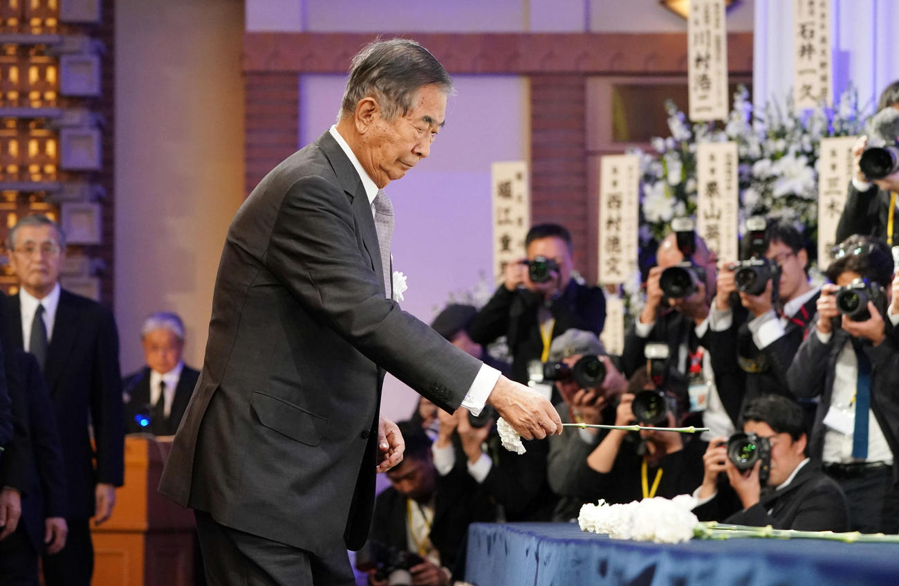 「金田正一お別れの会」で献花する石原慎太郎氏（撮影・加藤諒）