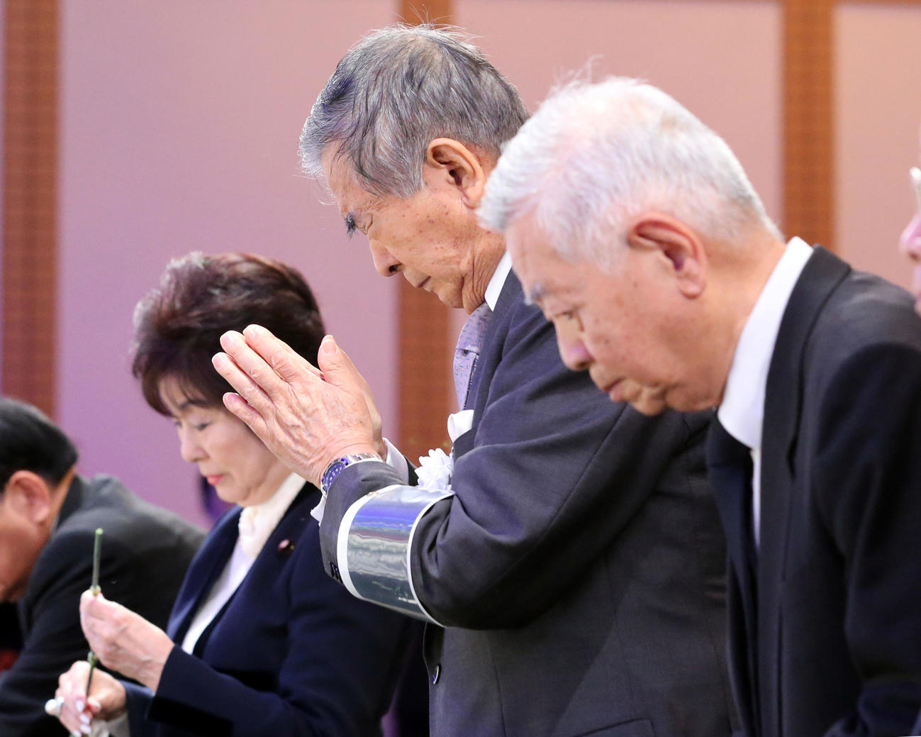 「金田正一お別れの会」で合掌する石原慎太郎氏（撮影・浅見桂子）