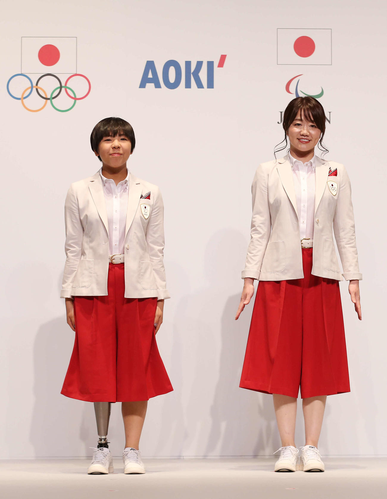 東京五輪の開会式用公式服装で登場したパラ陸上競技の前川（左）と馬場馬術の黒木（撮影・河野匠）