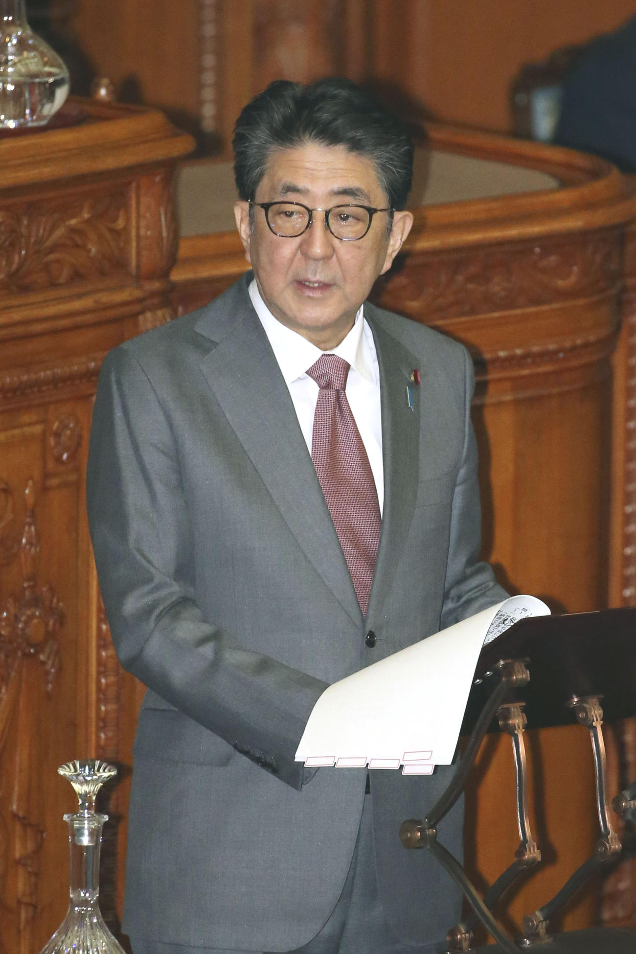 参院本会議で答弁する安倍首相（共同）