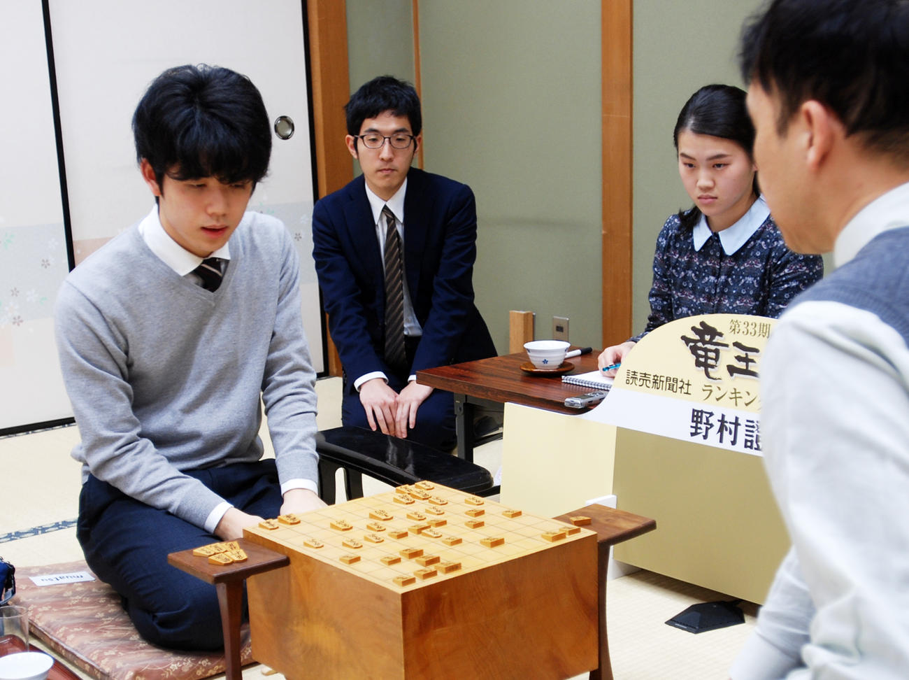 感想戦をする藤井聡太七段（左）、畠山鎮八段（手前）（撮影・松浦隆司）
