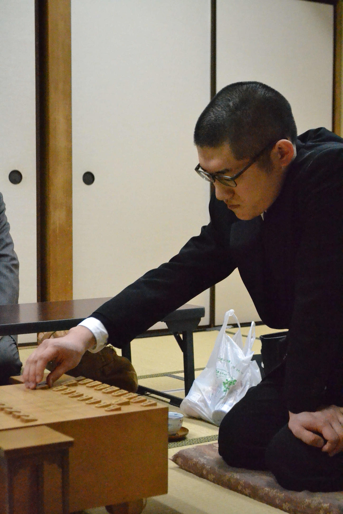 棋士編入試験5番勝負第3局の山本博志四段戦で初手を指す折田翔吾アマ