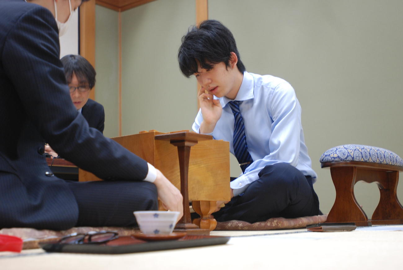 感想戦を行う藤井聡太七段（撮影・松浦隆司）