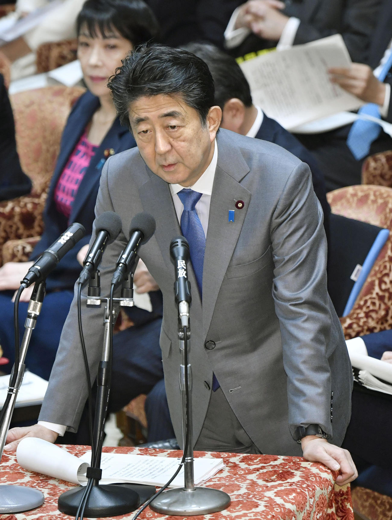 衆院予算委で答弁する安倍首相（共同）