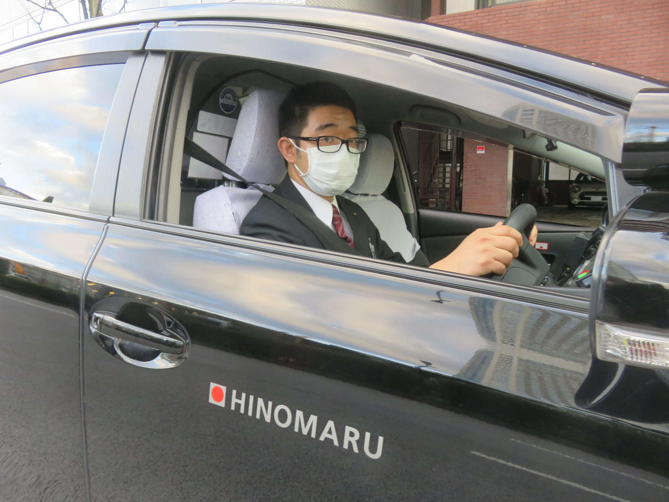 日の丸交通ではタクシー乗務員にマスク着用を義務付けた（撮影・大上悟）
