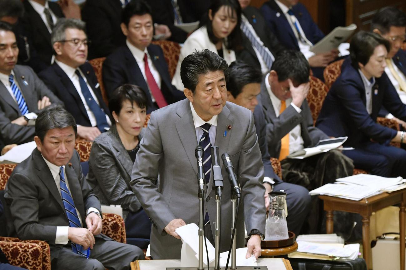 参院予算委で答弁する安倍首相（共同）