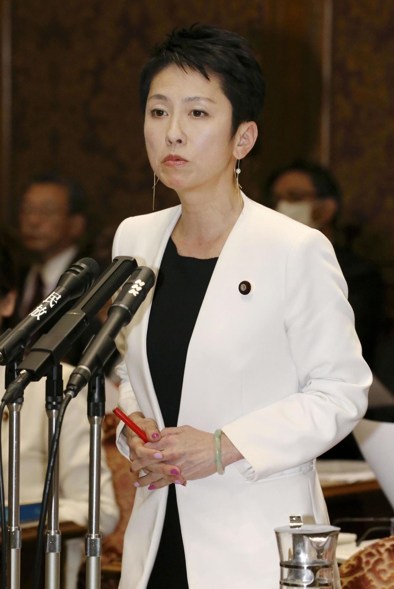 参院予算委で質問する蓮舫氏（共同）
