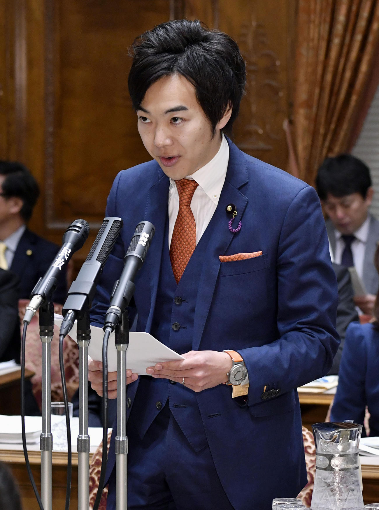 参院予算委で質問する維新・音喜多駿氏（共同）