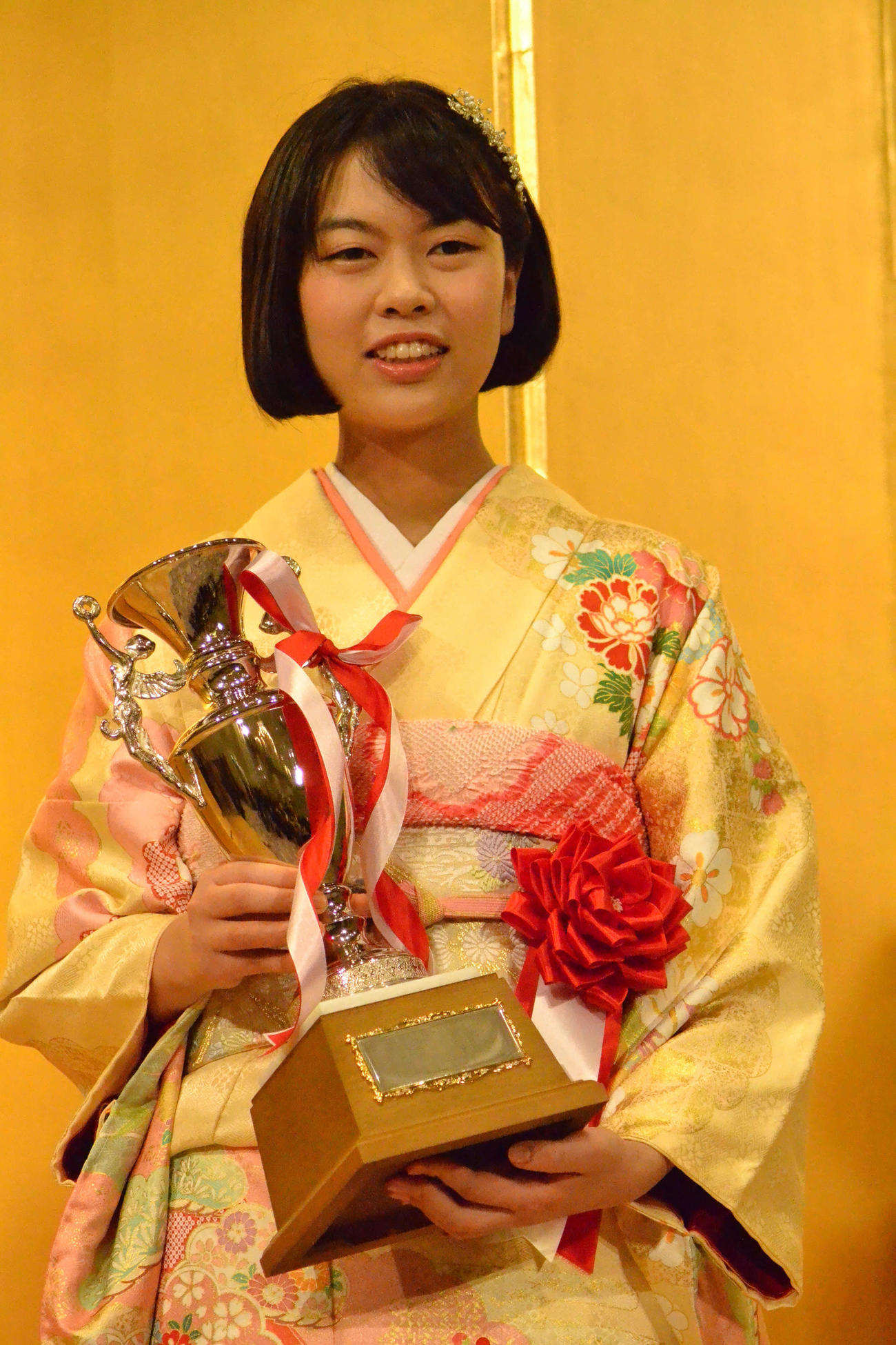 就位式で優勝カップを手にする上野愛咲美女流本因坊