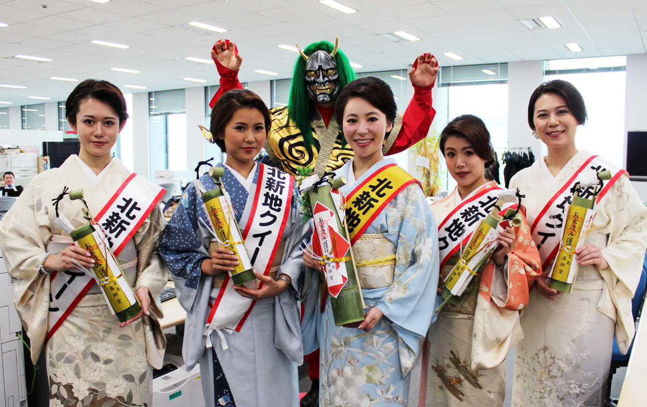 「節分お水くみ祭り」PRのために来社した左から北新地クイーンのりゅうさん、梢さん、麻衣子さん、りおなさん、葵衣さん（撮影・鎌田敏晴）