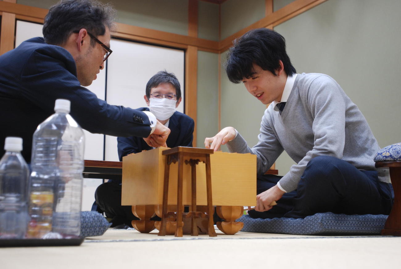 感想戦を行う藤井聡太七段（右）と今泉健司四段（撮影・松浦隆司）