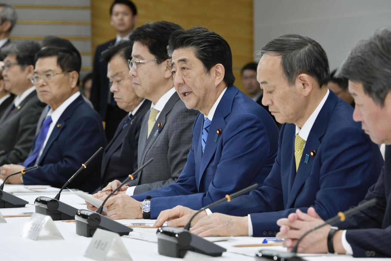 新型コロナウイルス感染症対策本部の会合であいさつする安倍首相（右から3人目）（共同）