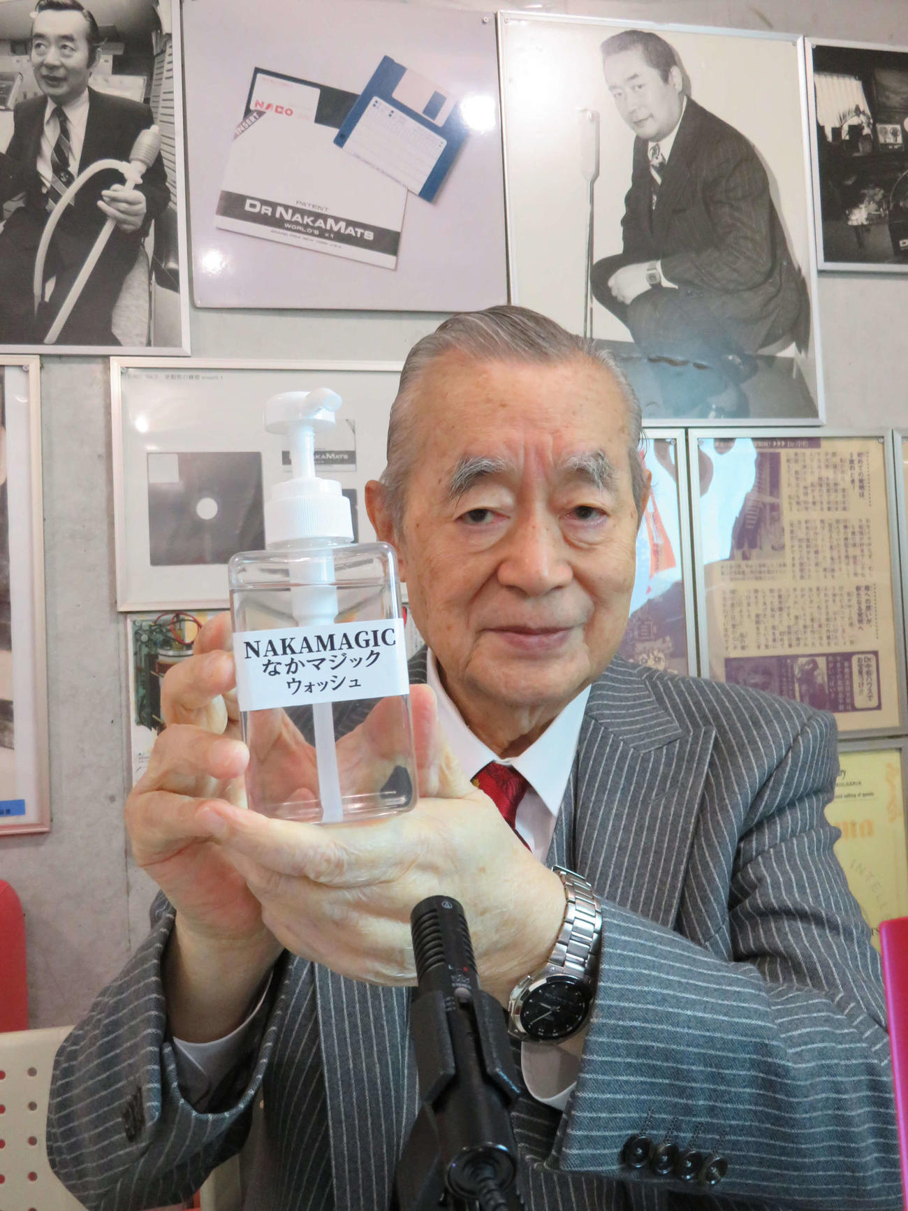 新型コロナウイルス対策の新製品「NAKAMAGIC（なかマジック）ウォッシュ」を手にするドクター・中松氏（撮影・村上幸将）
