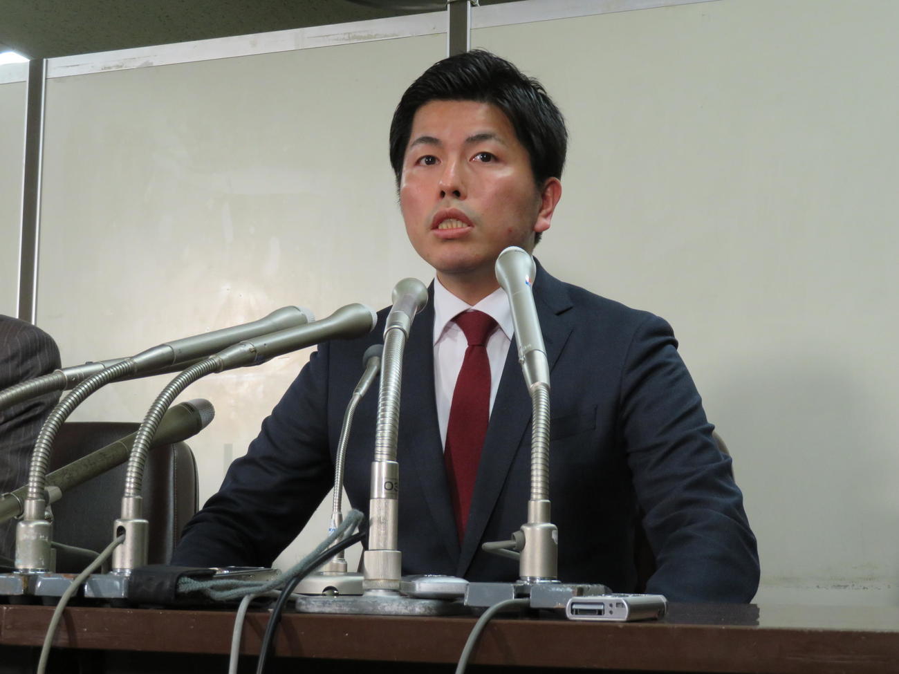 飯塚幸三・元院長の在宅起訴を受けて会見を開いた、松永さんの夫（撮影・村上幸将）