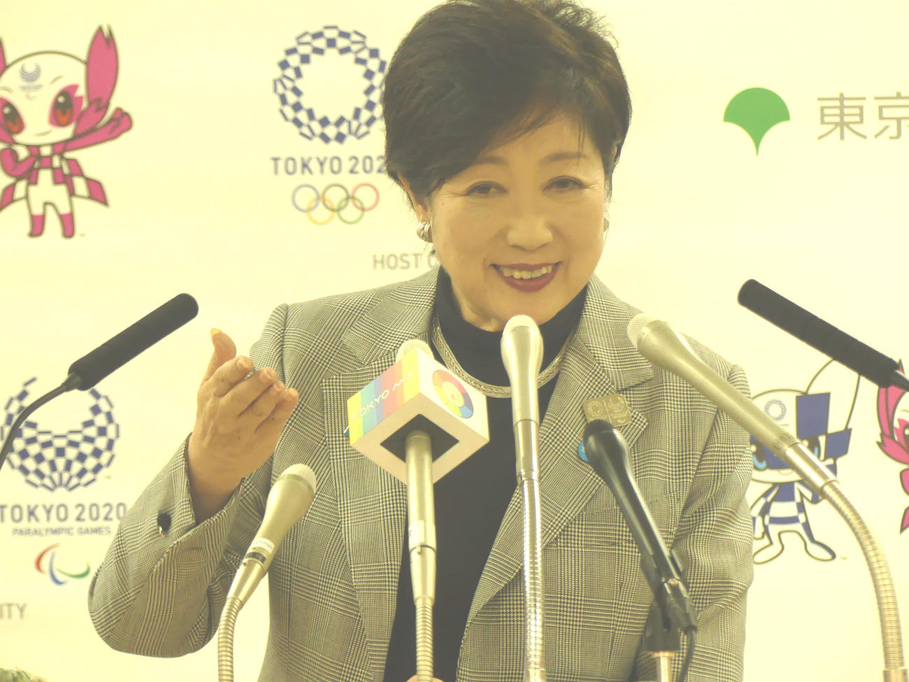 定例会見に臨む小池百合子都知事