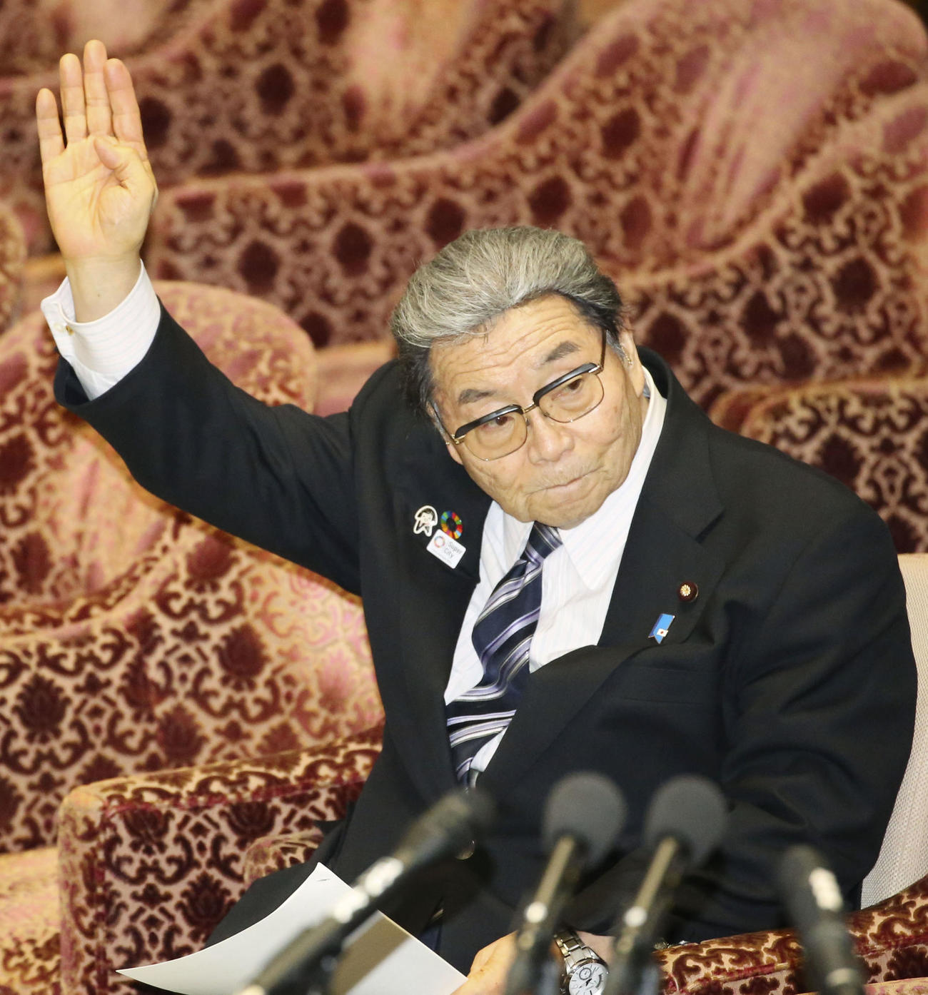 衆院予算委で答弁するため挙手する北村地方創生相（共同）