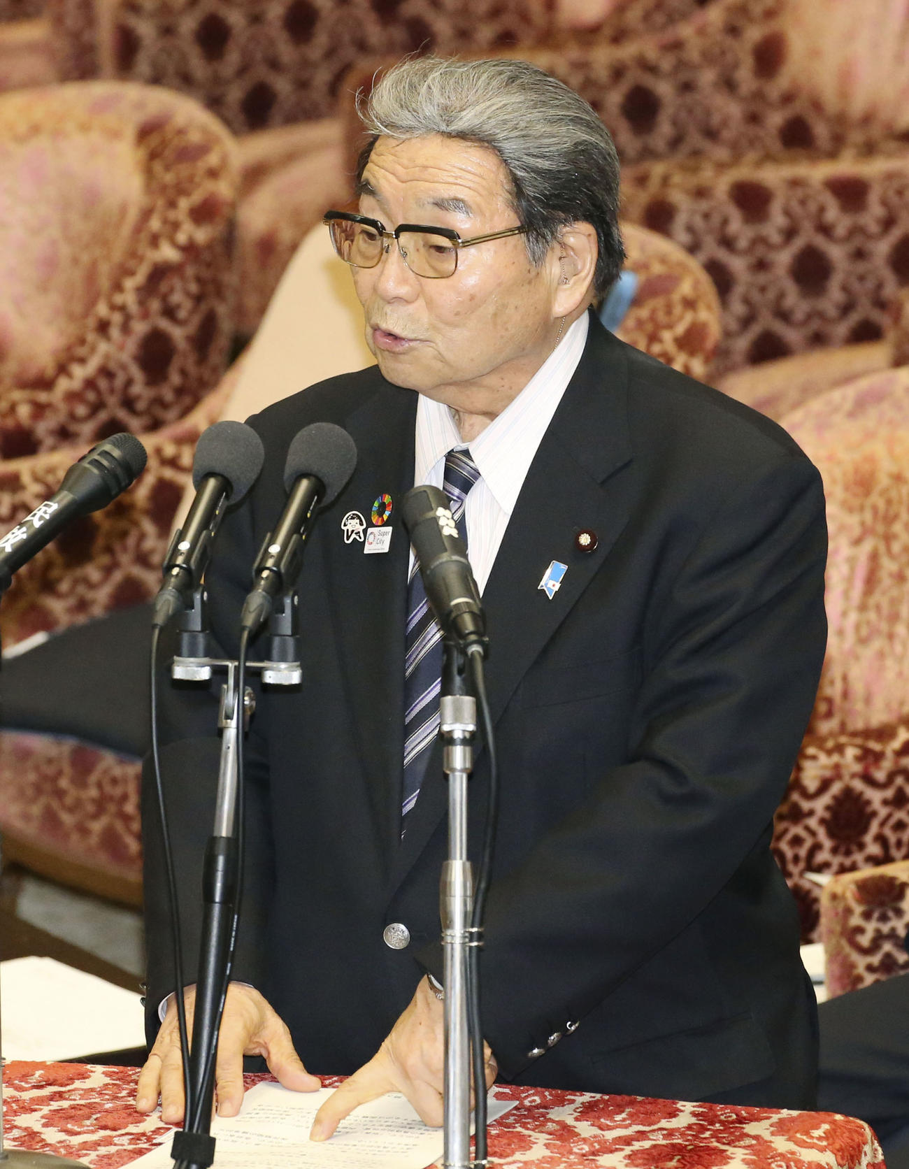 衆院予算委で答弁する北村地方創生相（共同）