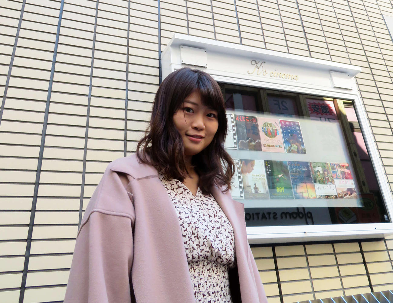 「カメラを止めるな！」の“聖地”新宿K’sシネマの前で、新たな挑戦に意気込む合田純奈さん（撮影・村上幸将）