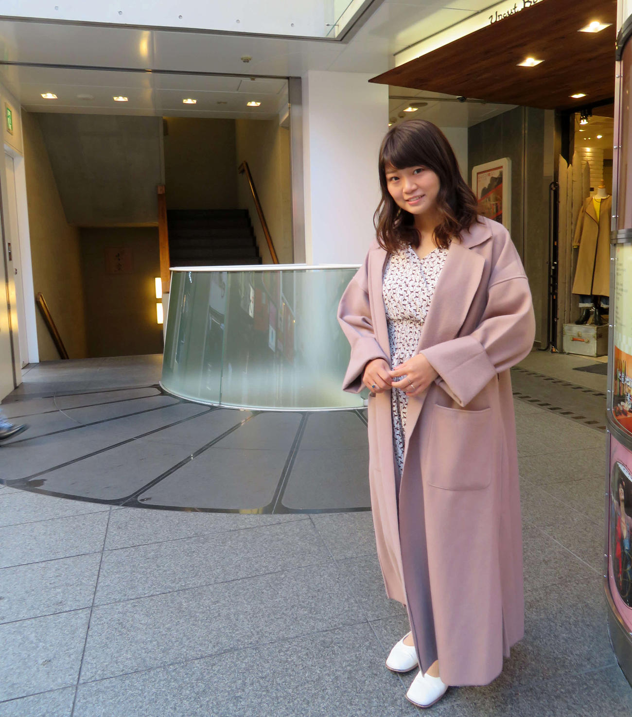 「カメラを止めるな！」の“聖地”新宿K’sシネマの前で、新たな挑戦に意気込む合田純奈さん（撮影・村上幸将）