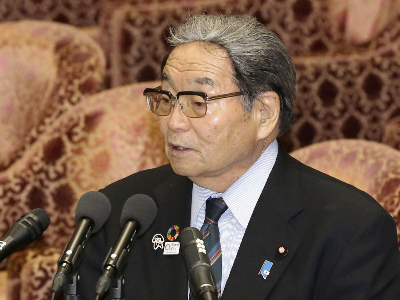 衆院予算委で答弁する北村地方創生相（共同）