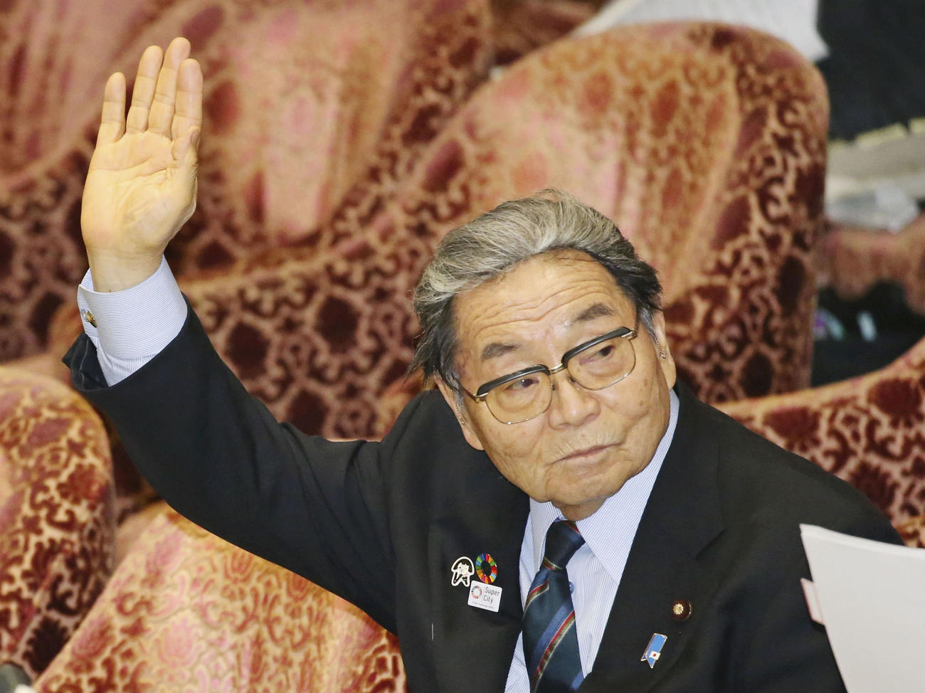 衆院予算委で答弁のため挙手する北村地方創生相(共同）