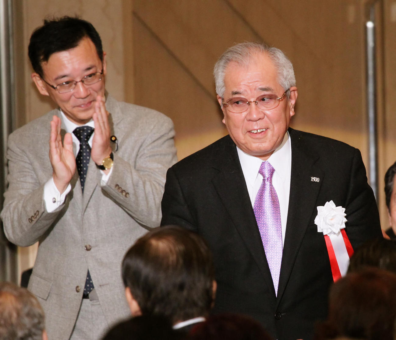 自民党大会　自民党谷垣禎一総裁（左）に拍手で迎えられる前楽天監督の野村克也氏（2010年1月24日撮影）