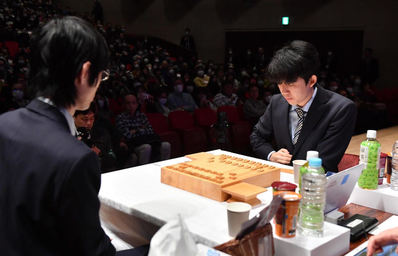 第13回朝日杯オープン戦準決勝、藤井聡太七段(右)は千田翔太七段と対戦する（撮影・柴田隆二）