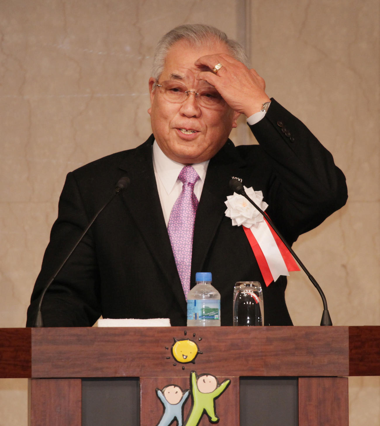 いつもと勝手が違うのか野村克也氏は自民党大会で照れ臭そうにゲストスピーチを行う（2010年1月24日）