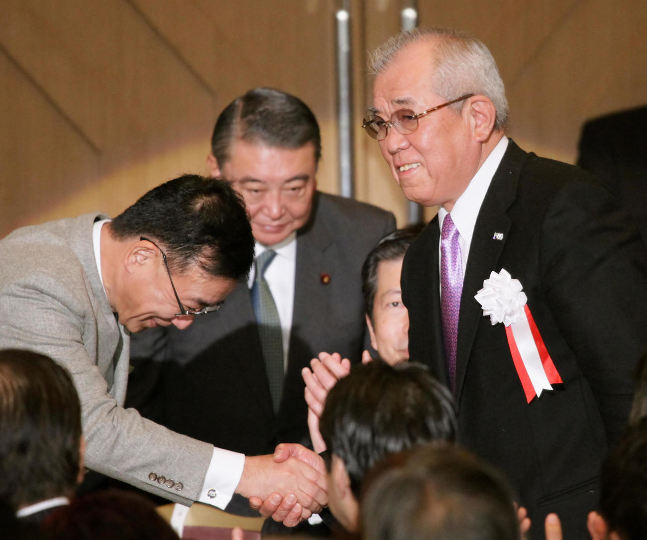 自民党谷垣禎一総裁（左）に拍手で迎えられる前楽天監督の野村克也氏（2010年1月24日）