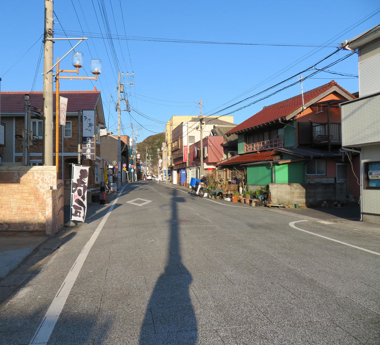 勝浦市内は閑散としていた（撮影・佐藤勝亮）