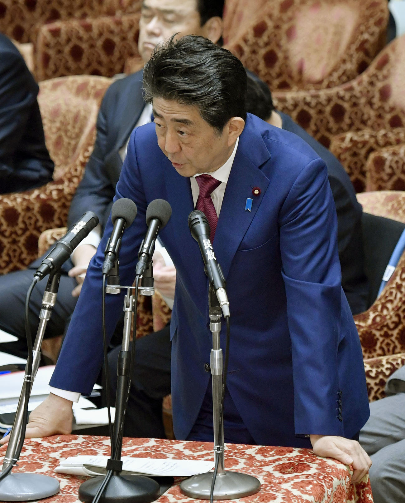 衆院予算委で答弁する安倍首相（共同）