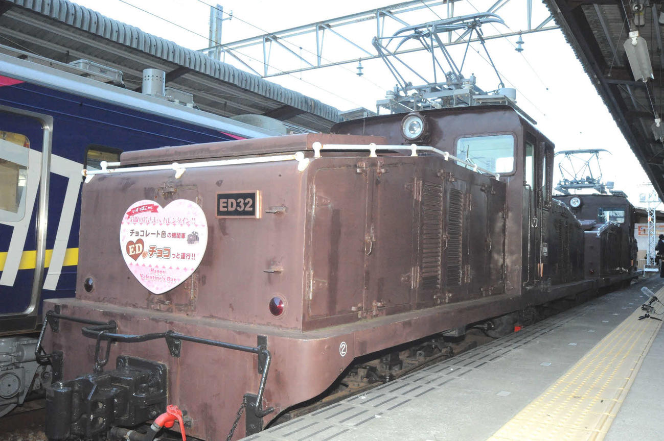 伊豆箱根鉄道の三島駅に停車する、連結された機関車ED32（手前）と同33。特別ヘッドマークが掲げられた