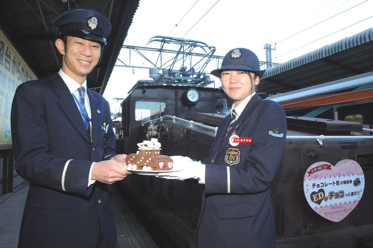 伊豆箱根鉄道・三島駅に停車するED33の前で、女性車掌から男性運転士にED形のチョコレートケーキが手渡された
