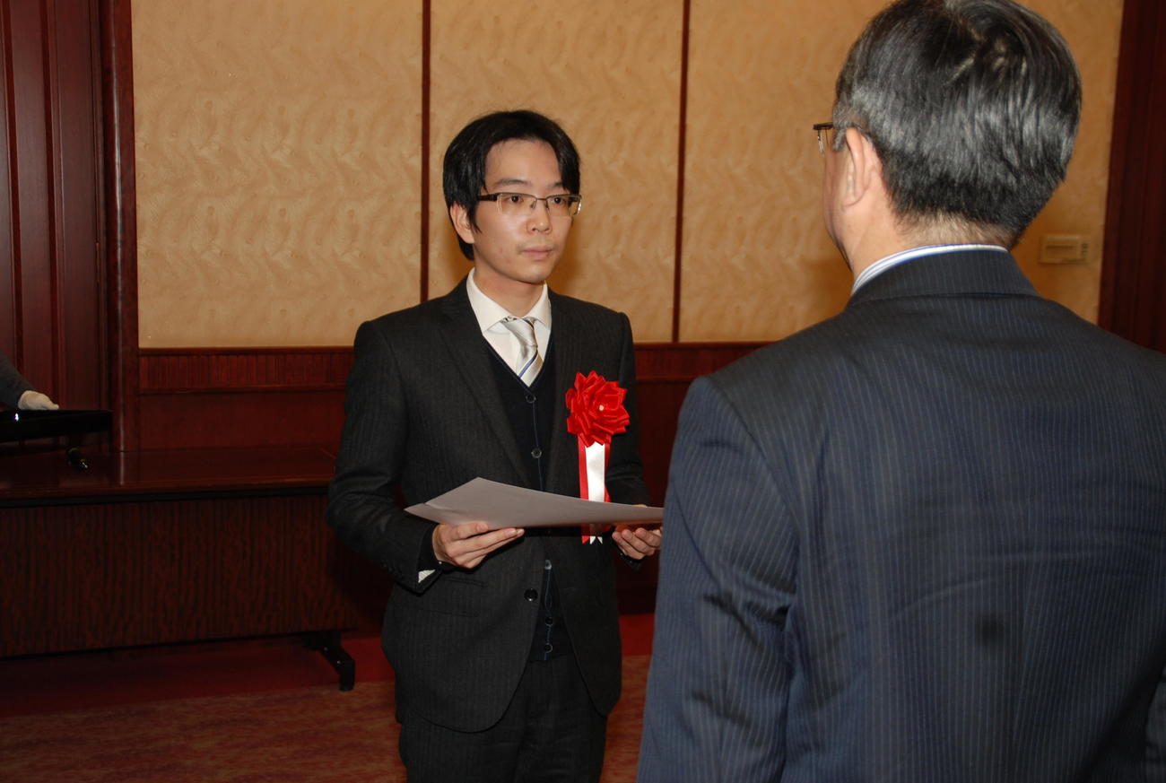 大阪文化賞を受賞し、贈呈式に出席した豊島将之名人（撮影・松浦隆司）