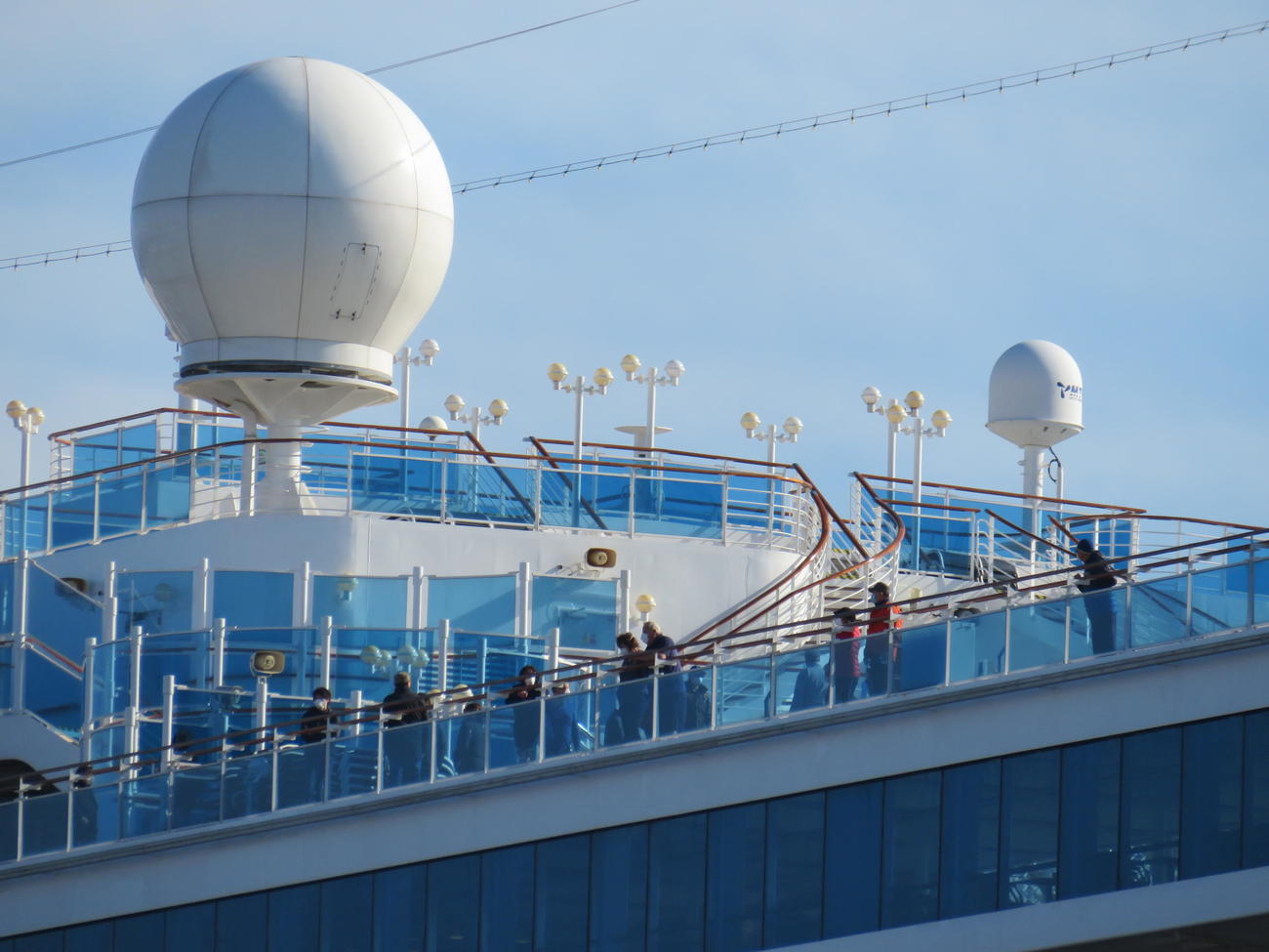 ダイヤモンド・プリンセスの船上から景色を眺める乗客たち（撮影・村上幸将）