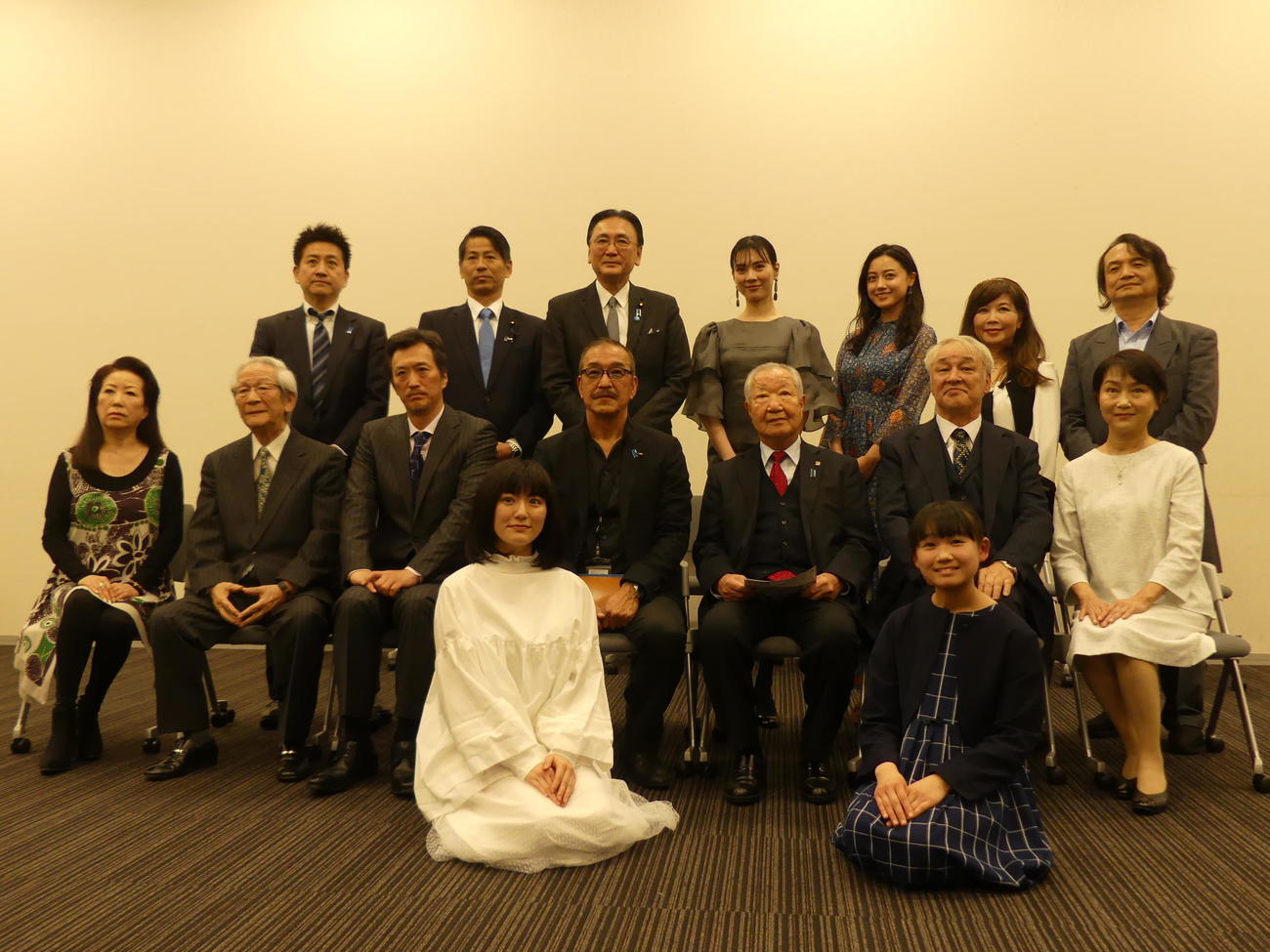 北朝鮮による日本人拉致問題を描いた映画「めぐみへの誓い」製作会見に臨むキャストら