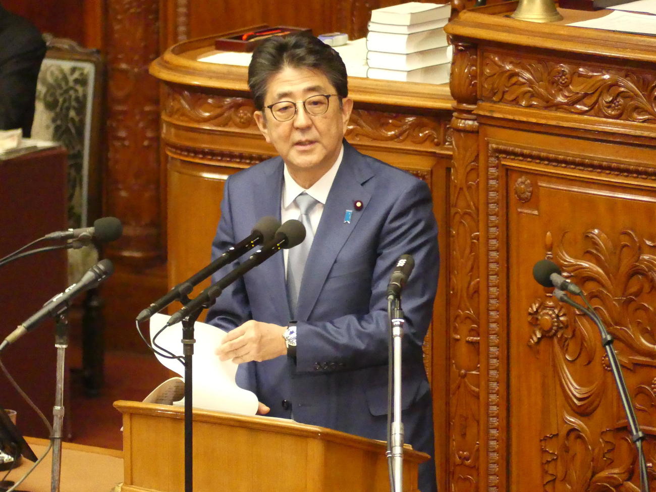 衆院本会議で答弁する安倍晋三首相