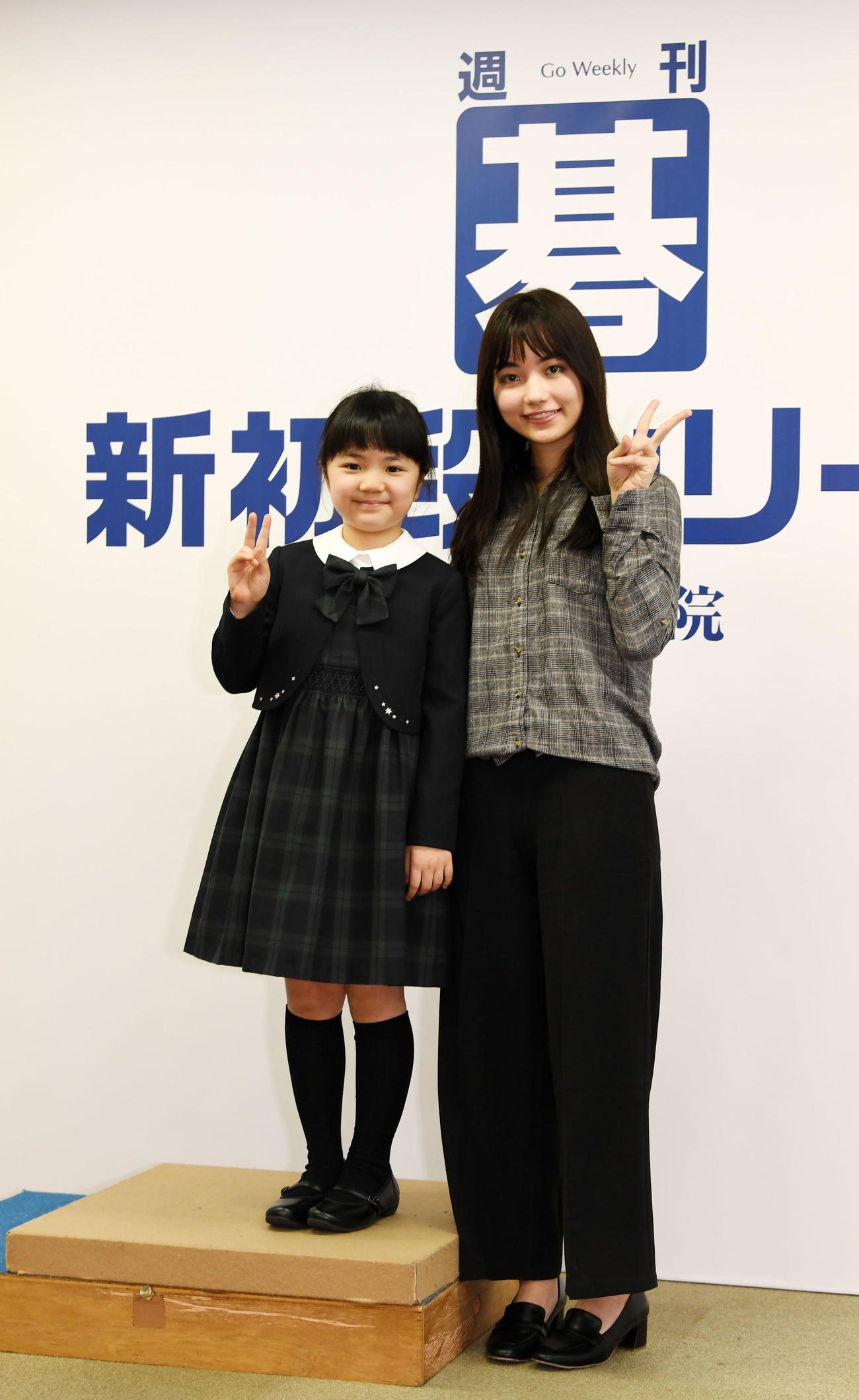 仲邑菫初段（左）とフォトセッションをする黒嘉嘉七段（2019年2月20日）