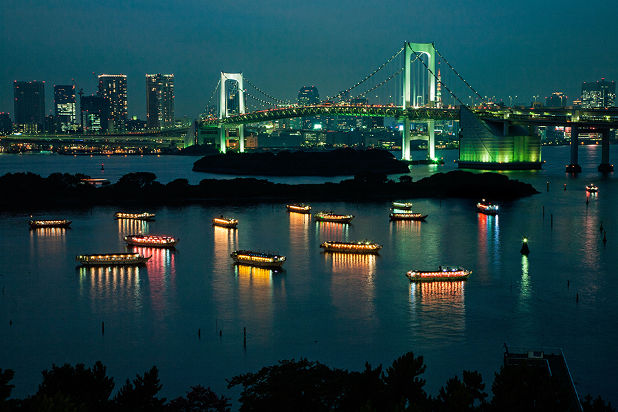 東京湾を周遊する屋形船が停泊し、乗客が食事などを楽しむポイントとなっている東京・台場（屋形船東京都協同組合提供）